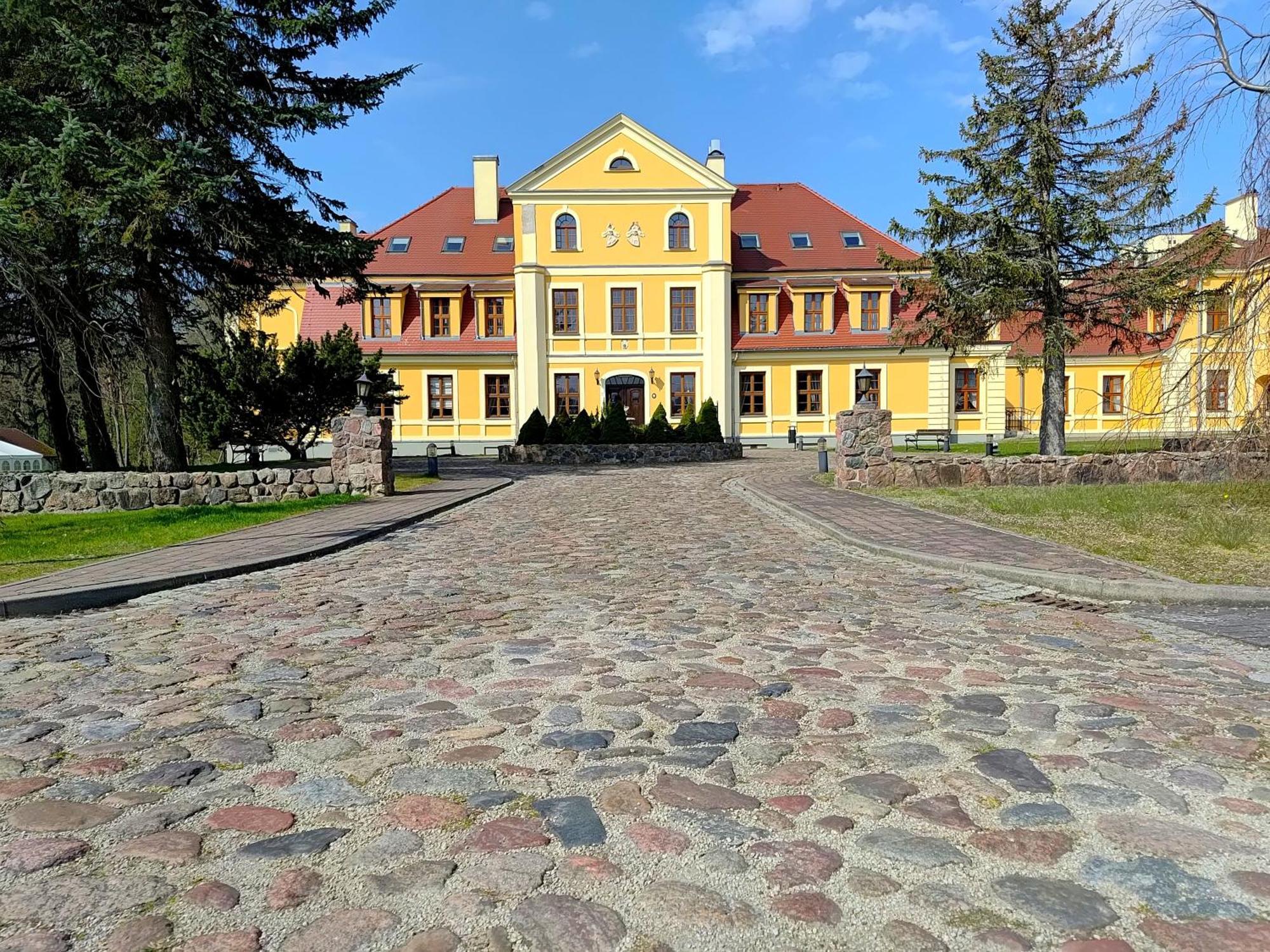 Palac W Rymaniu Exterior photo