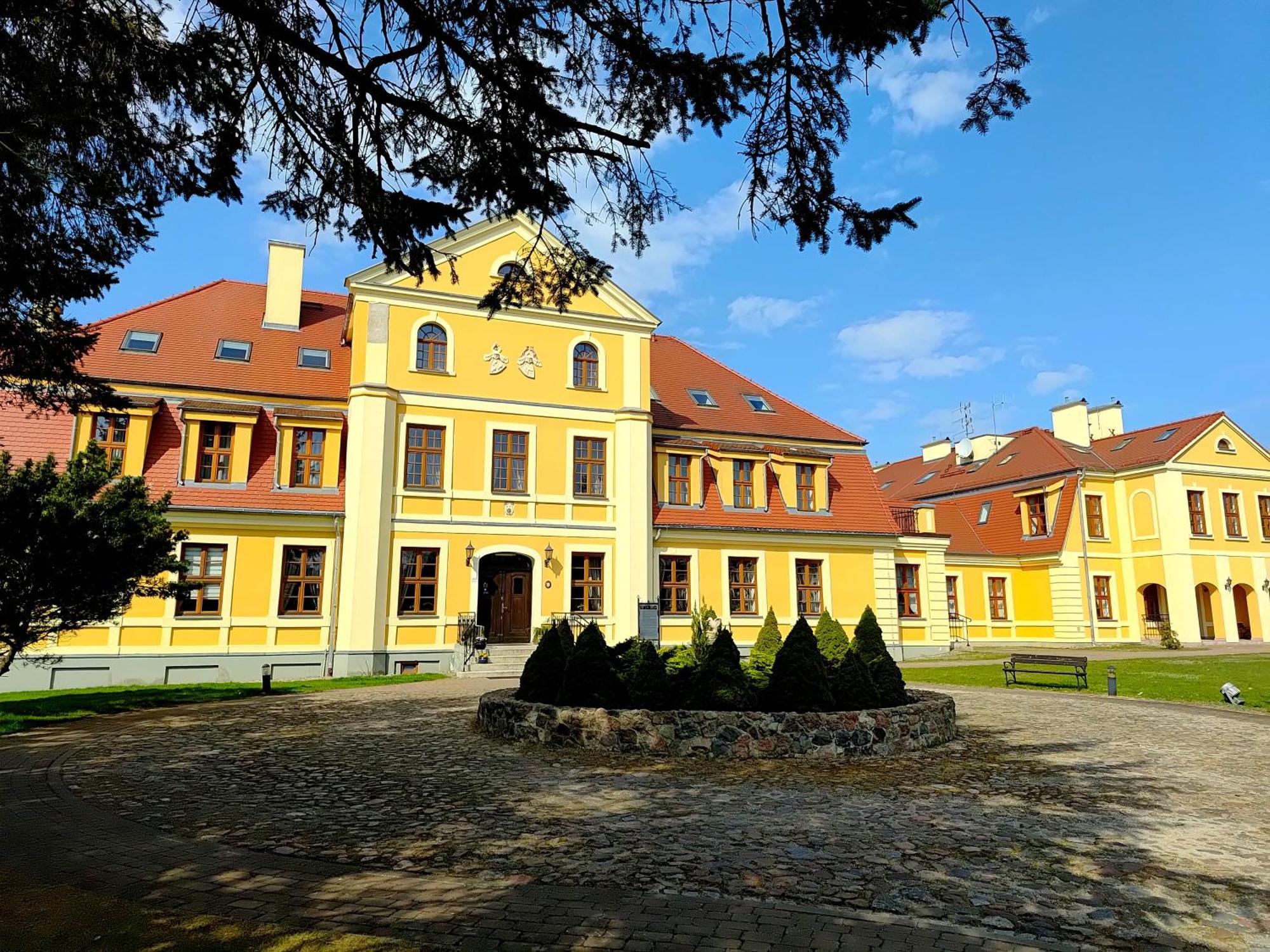 Palac W Rymaniu Exterior photo