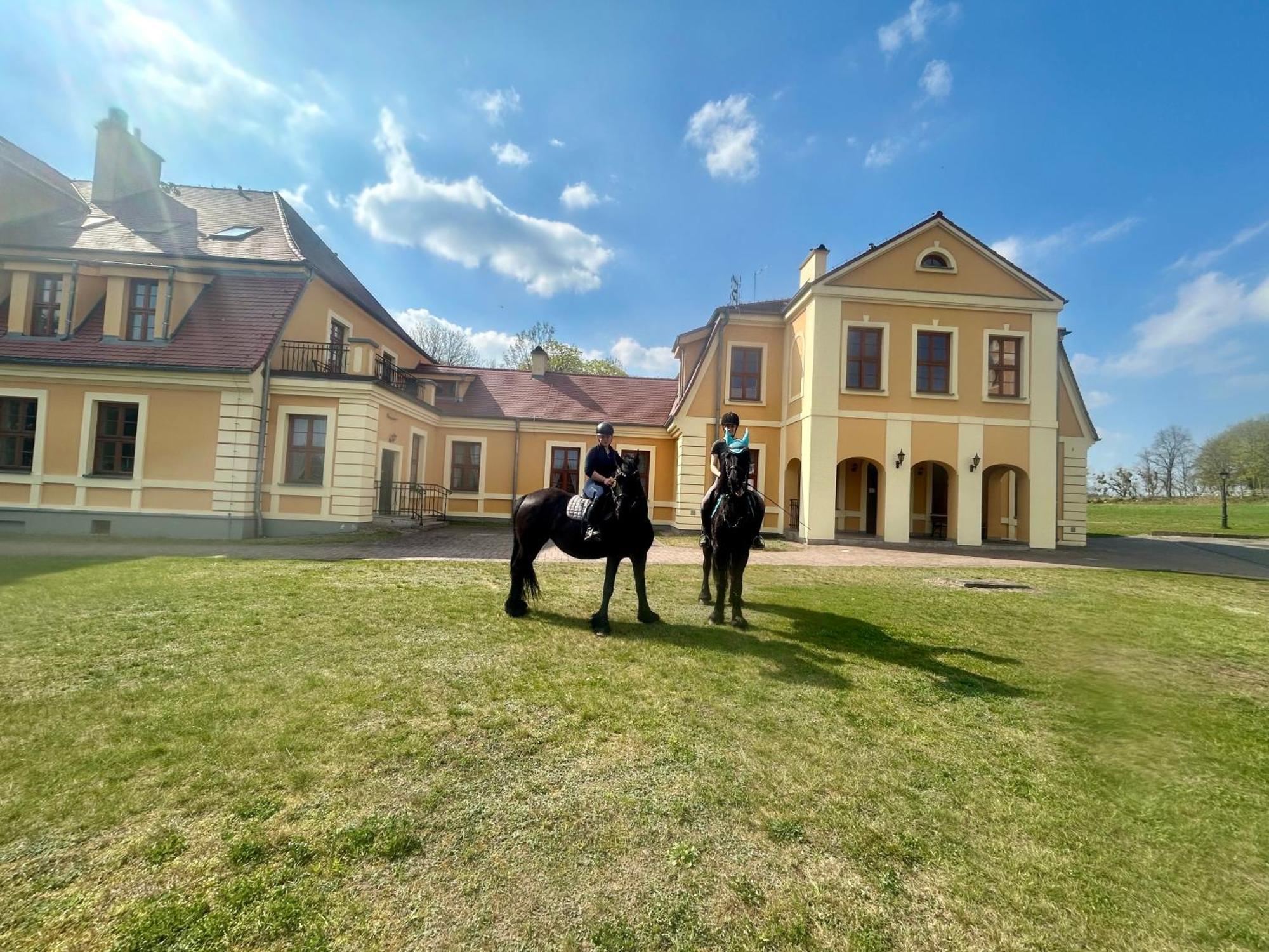 Palac W Rymaniu Exterior photo